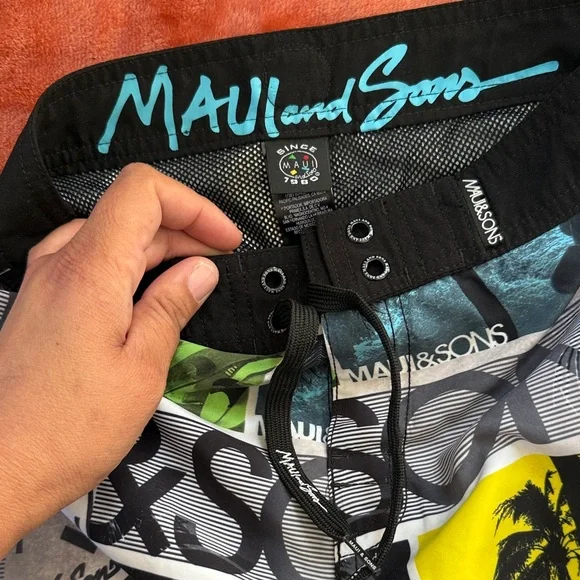 Maui and Sons Vibrant Graphic Athletic Shorts Boys SIZE 10 - Picture 4 of 6